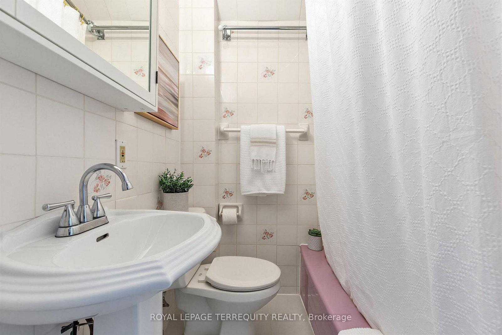 211 Blackthorn Avenue • Toronto, ON photo 20