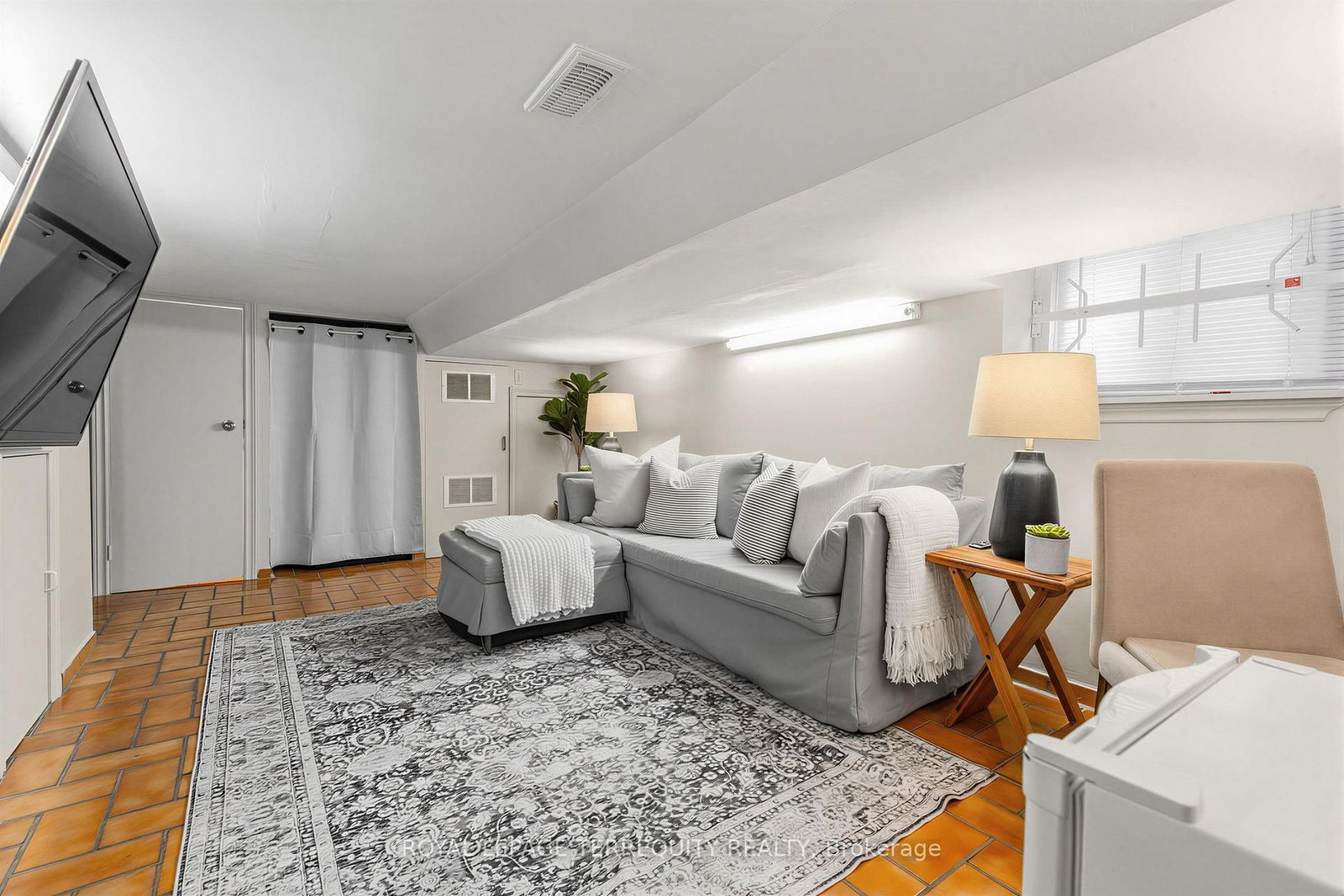 211 Blackthorn Avenue • Toronto, ON photo 21