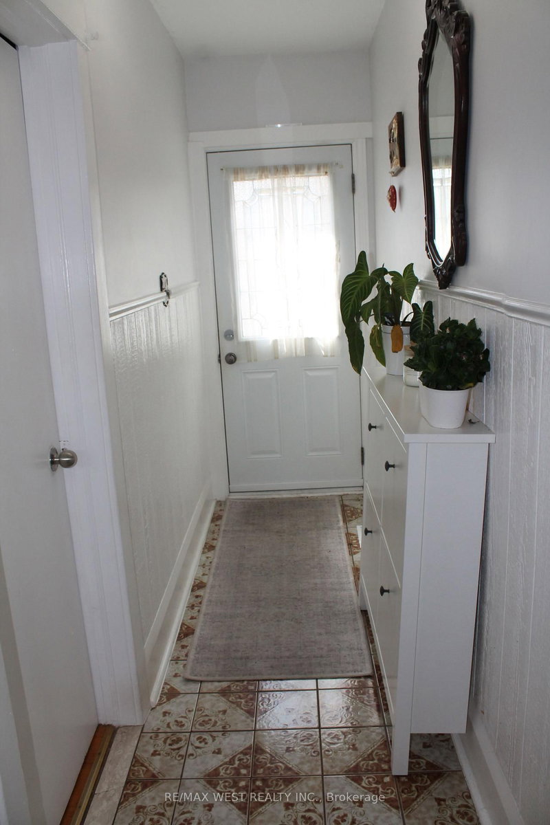 11A Woodcroft Crescent