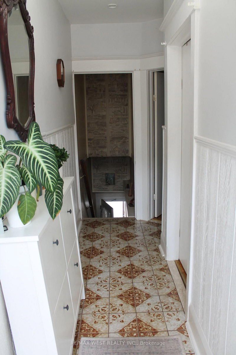 11A Woodcroft Crescent