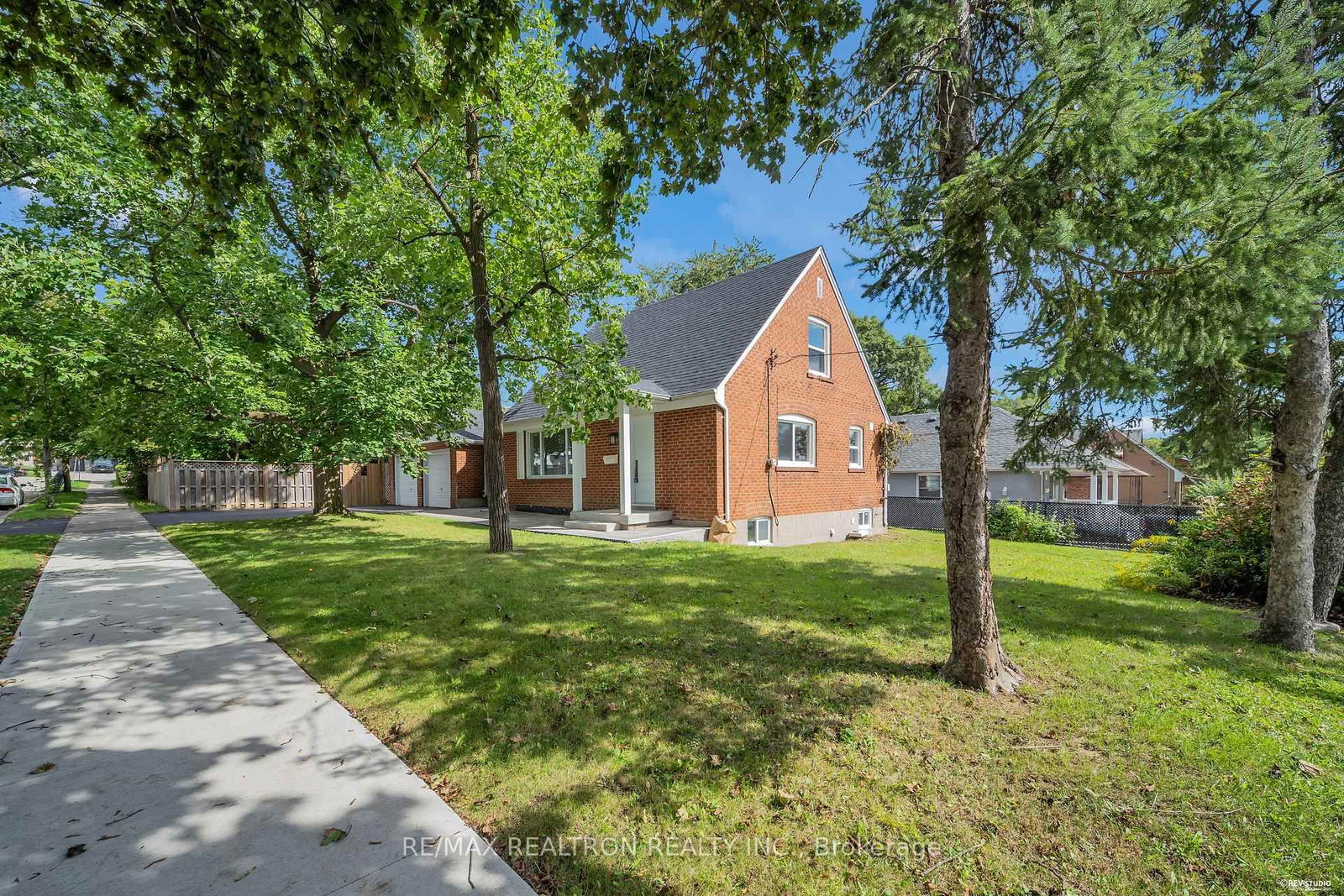 11 Harrow Drive • Toronto, ON photo 2