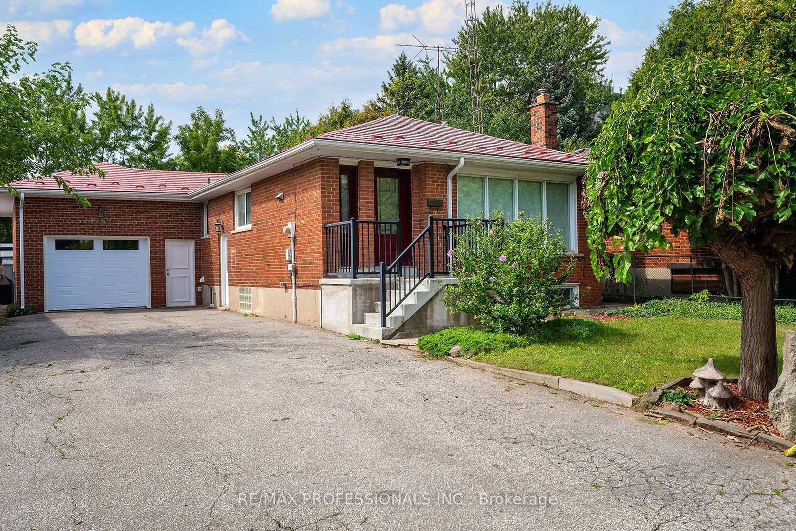 1360 Lewisham Drive • Mississauga, ON photo 35