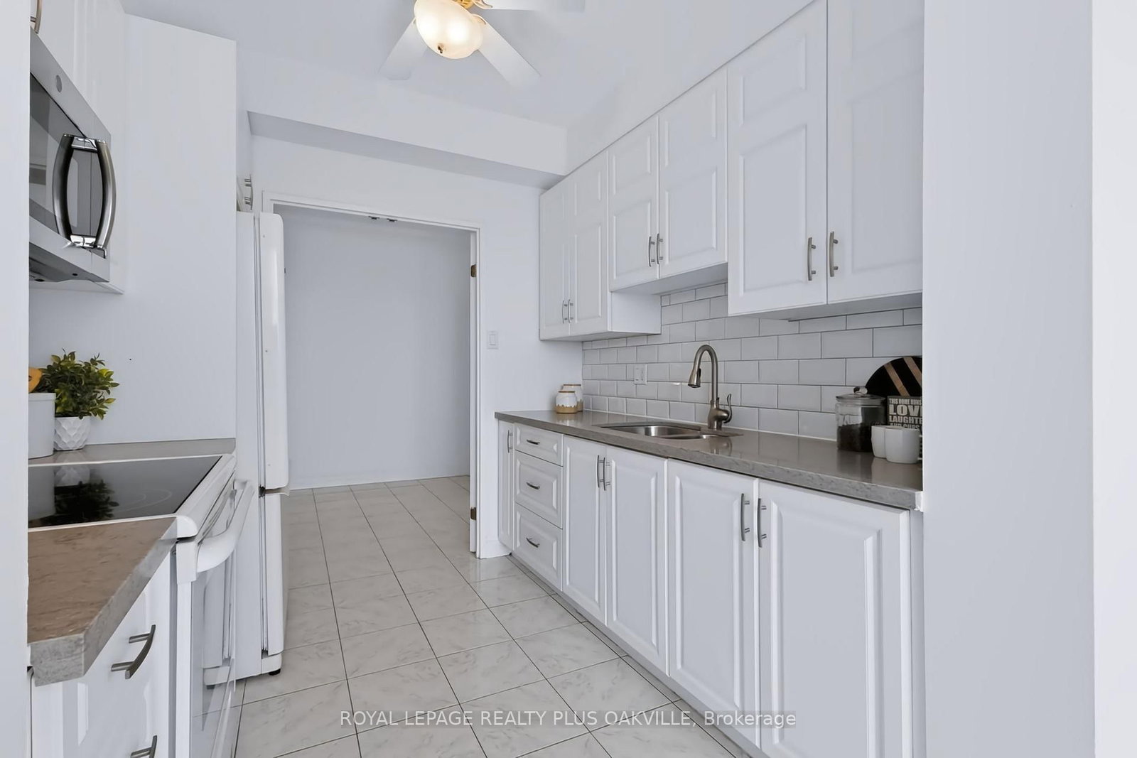 2511 Lakeshore Road W • #712 • Oakville, ON photo 10