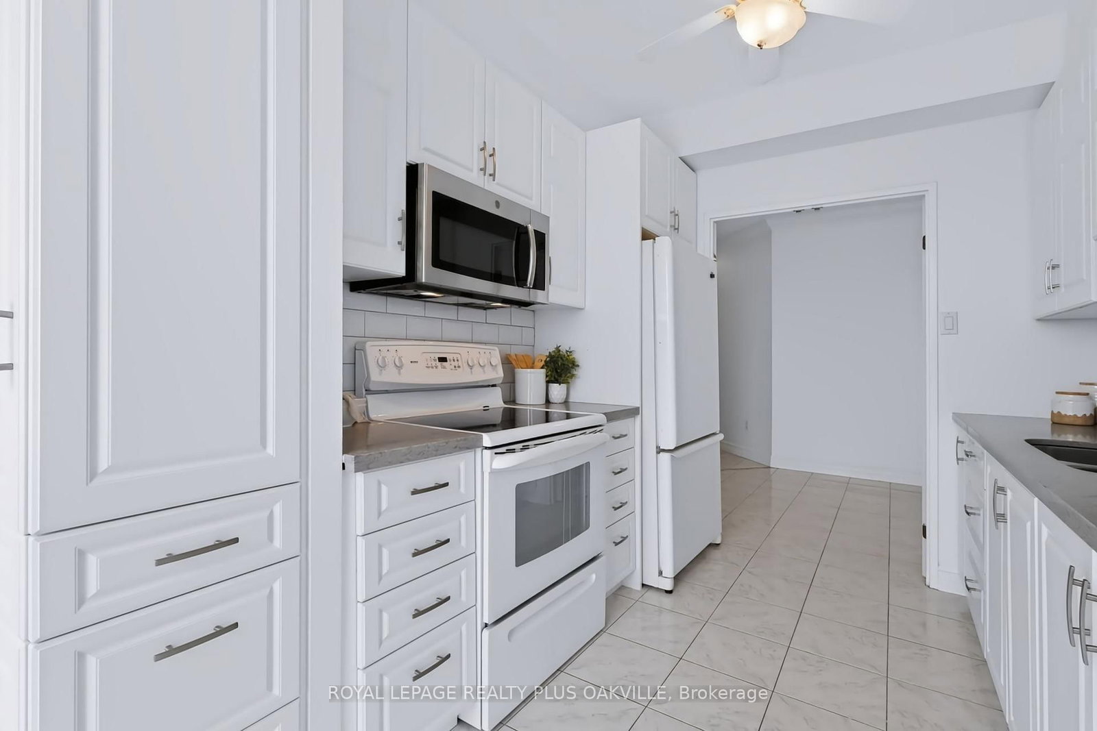 2511 Lakeshore Road W • #712 • Oakville, ON photo 11
