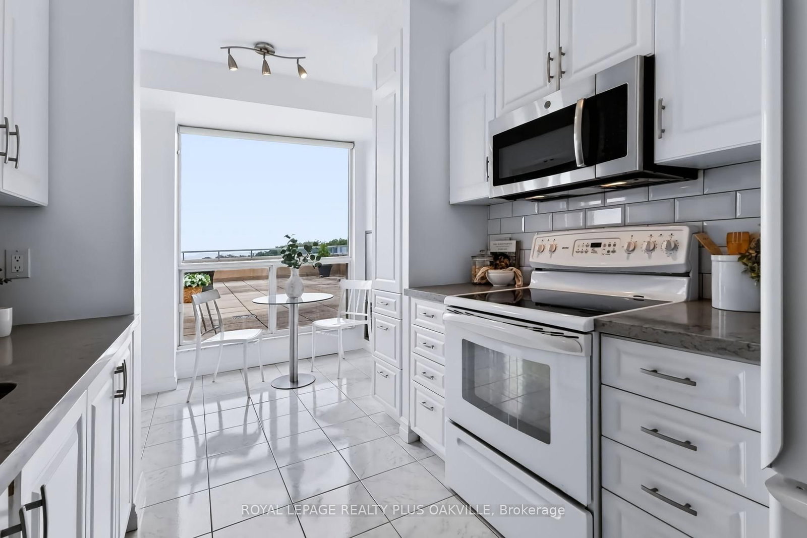 2511 Lakeshore Road W • #712 • Oakville, ON photo 9