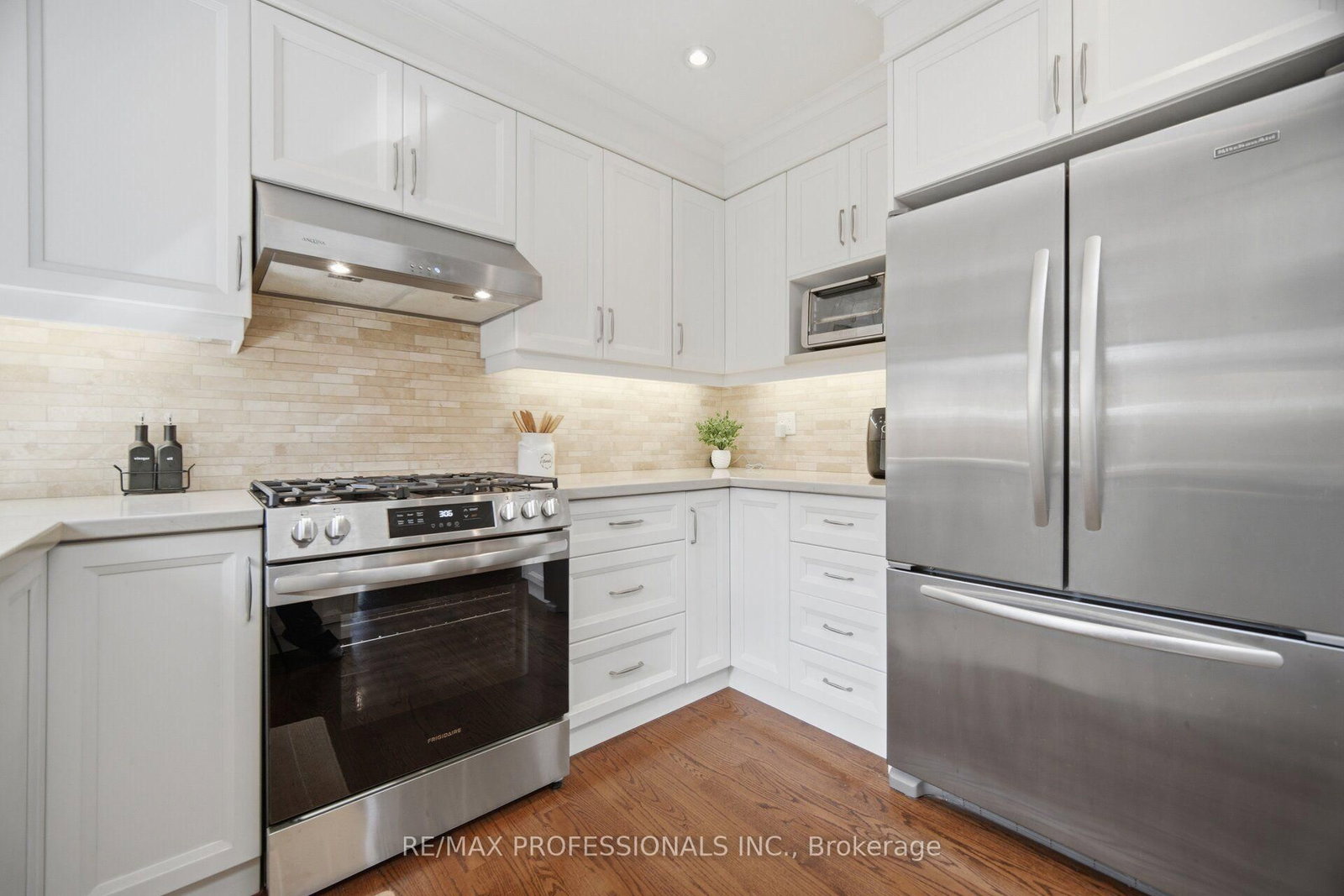 8 Beaverbrook Avenue • Toronto, ON photo 13