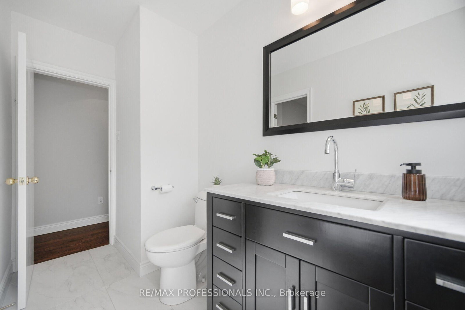 8 Beaverbrook Avenue • Toronto, ON photo 23