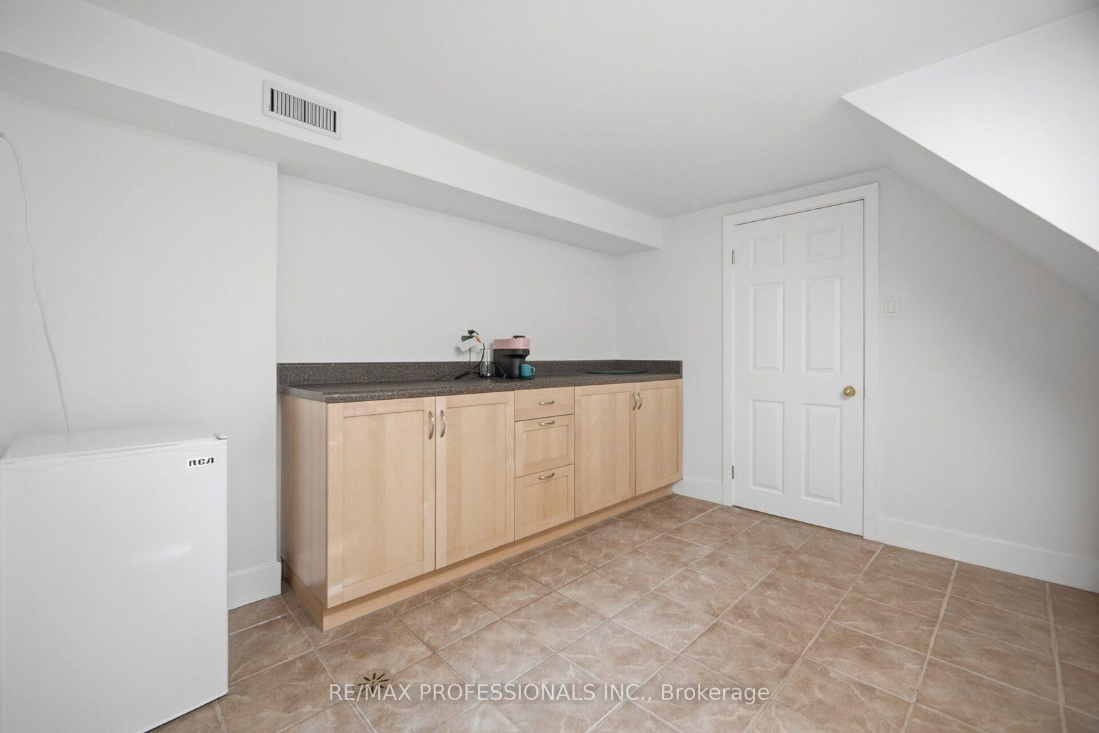 8 Beaverbrook Avenue • Toronto, ON photo 37