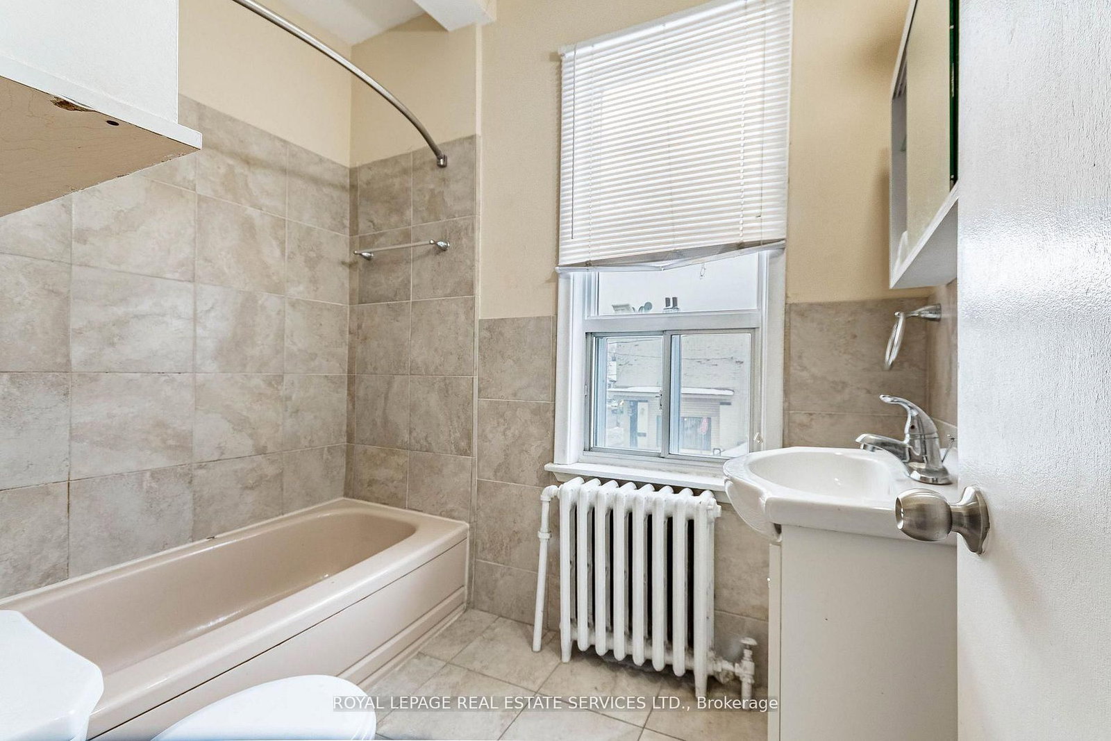1160 Dufferin Toronto,ON M6H 4B8 — Photo 9