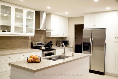 3975 Seebring Mississauga,ON L5L 3Y1 — Photo 1