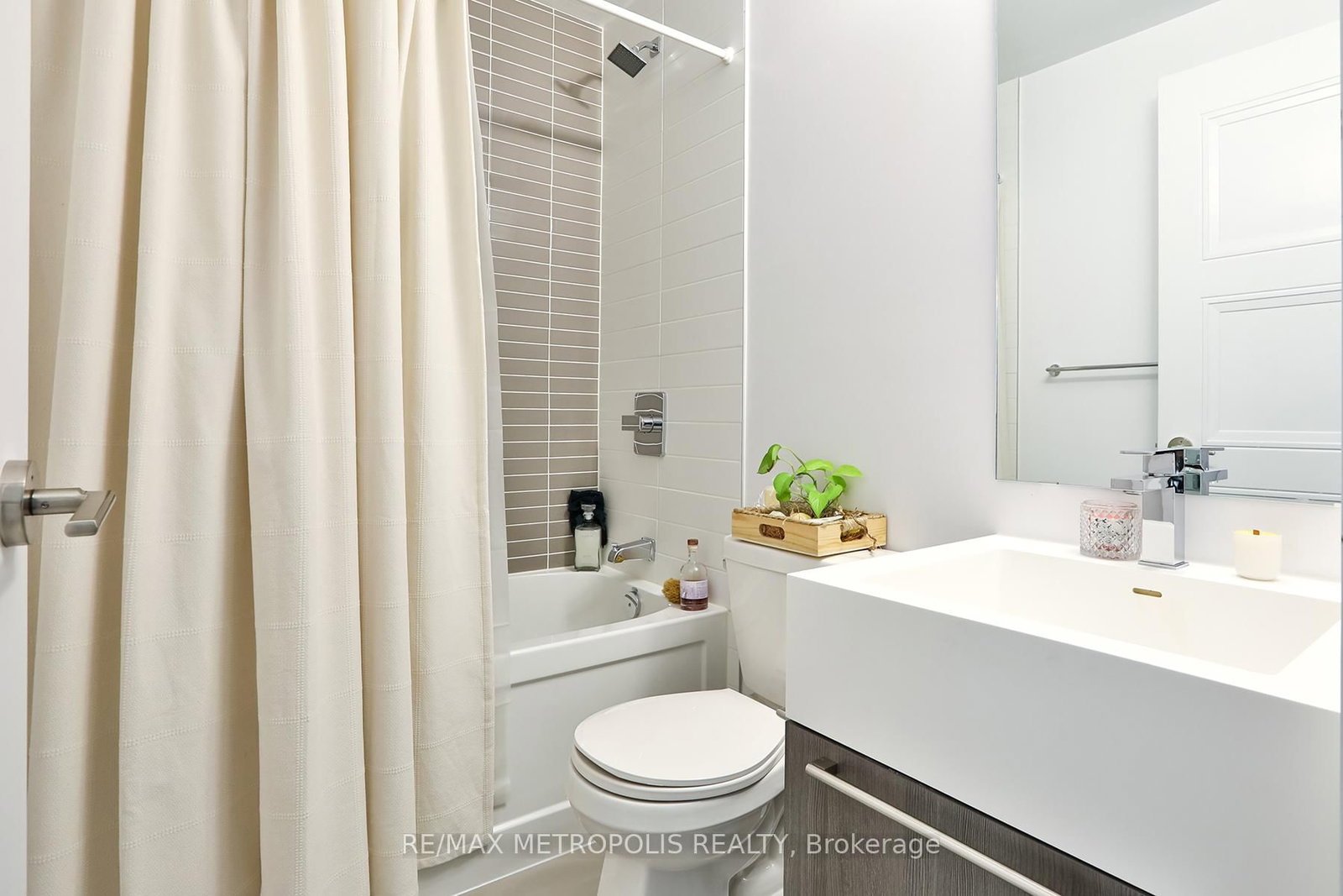 25 Neighbourhood Lane • #703 • Toronto, ON photo 17