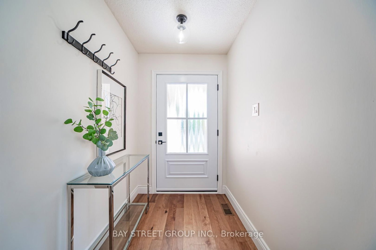 29 Roslo Court • Oakville, ON photo 2
