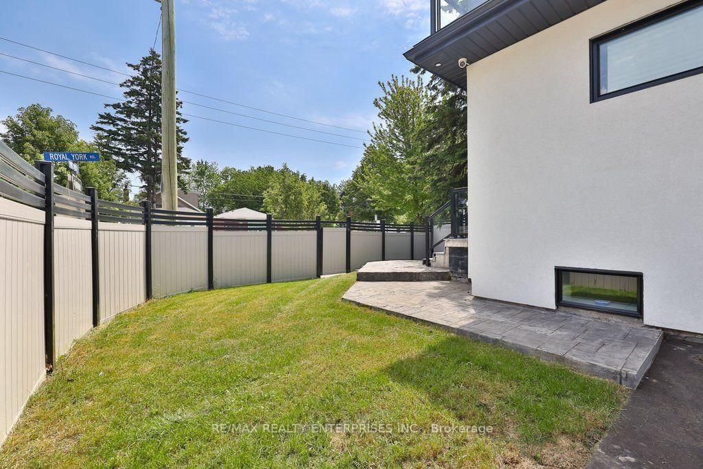 172 Royal York Road • Toronto, ON photo 6