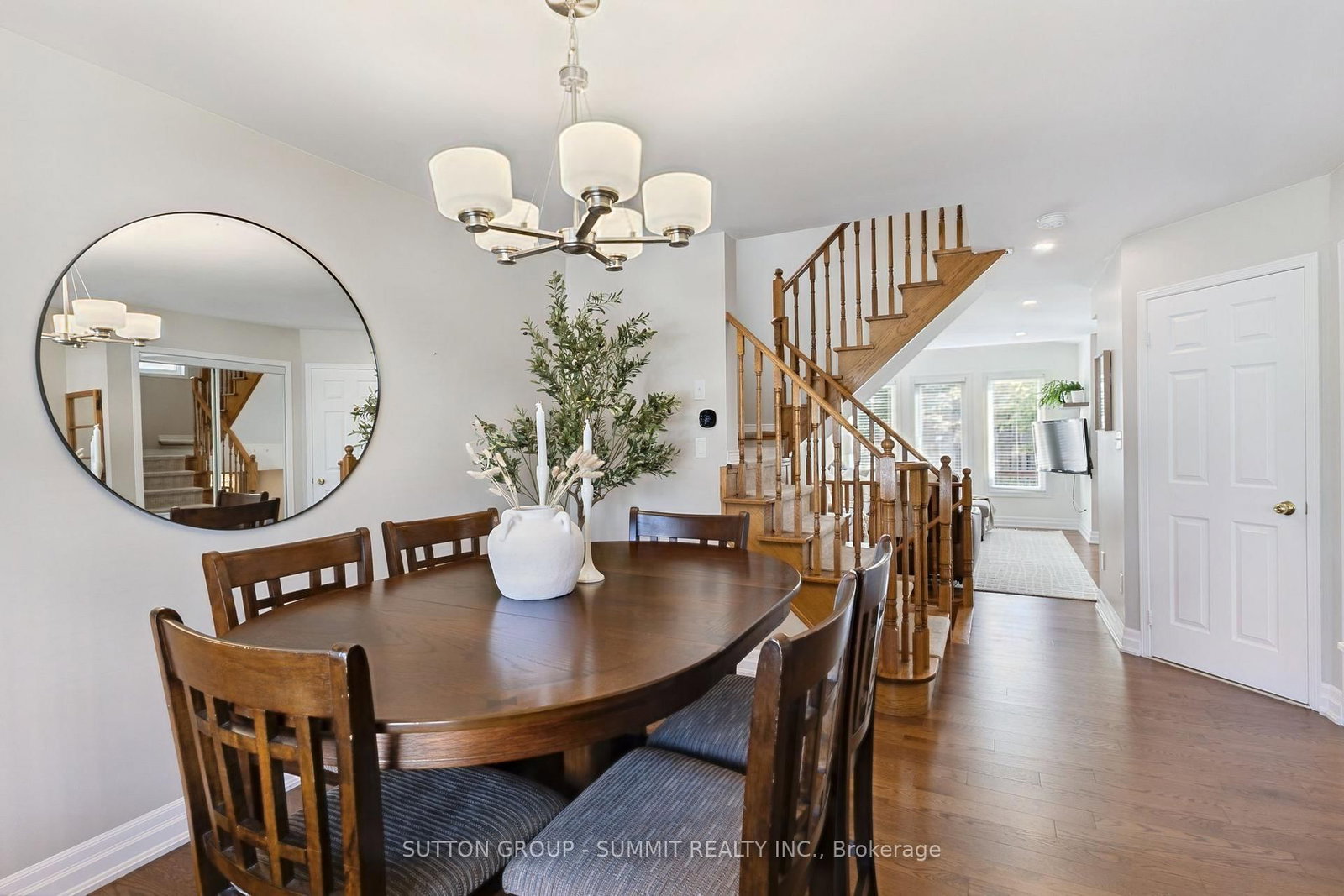 2163 SUTTON Drive • Burlington, ON photo 4