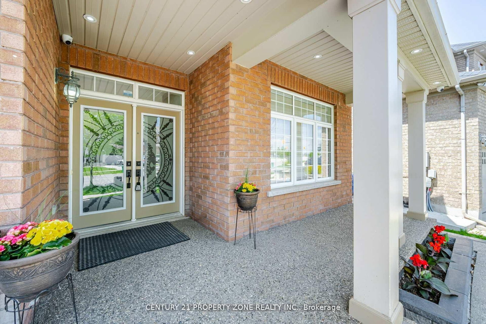 8 Teal Crest Circle • Brampton, ON photo 4