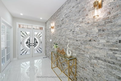 8 Teal Crest Circle • Brampton, ON photo 5