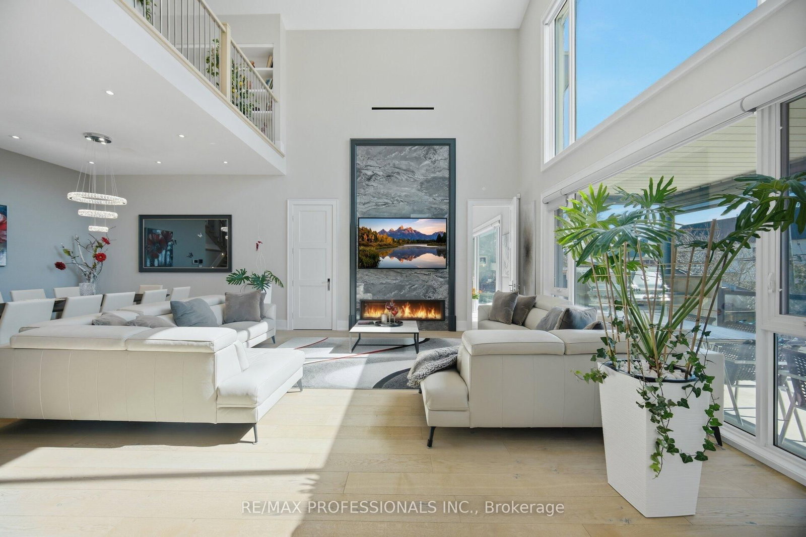 466 The Kingsway • Toronto, ON photo 10