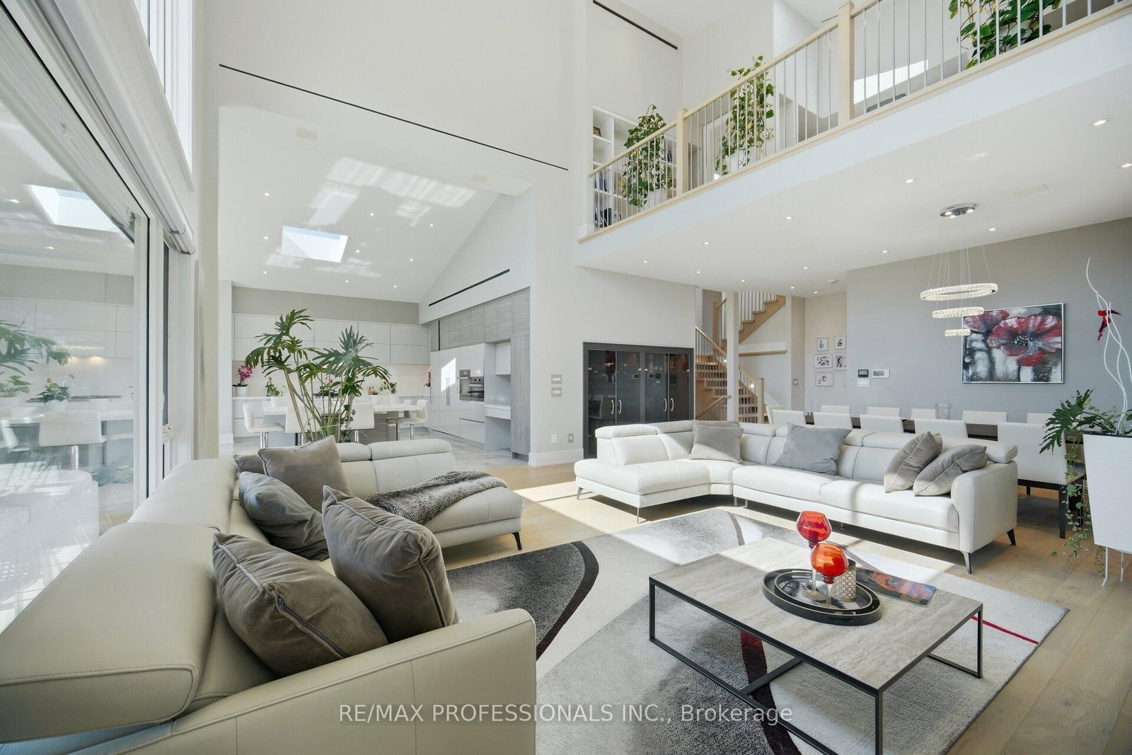 466 The Kingsway • Toronto, ON photo 15