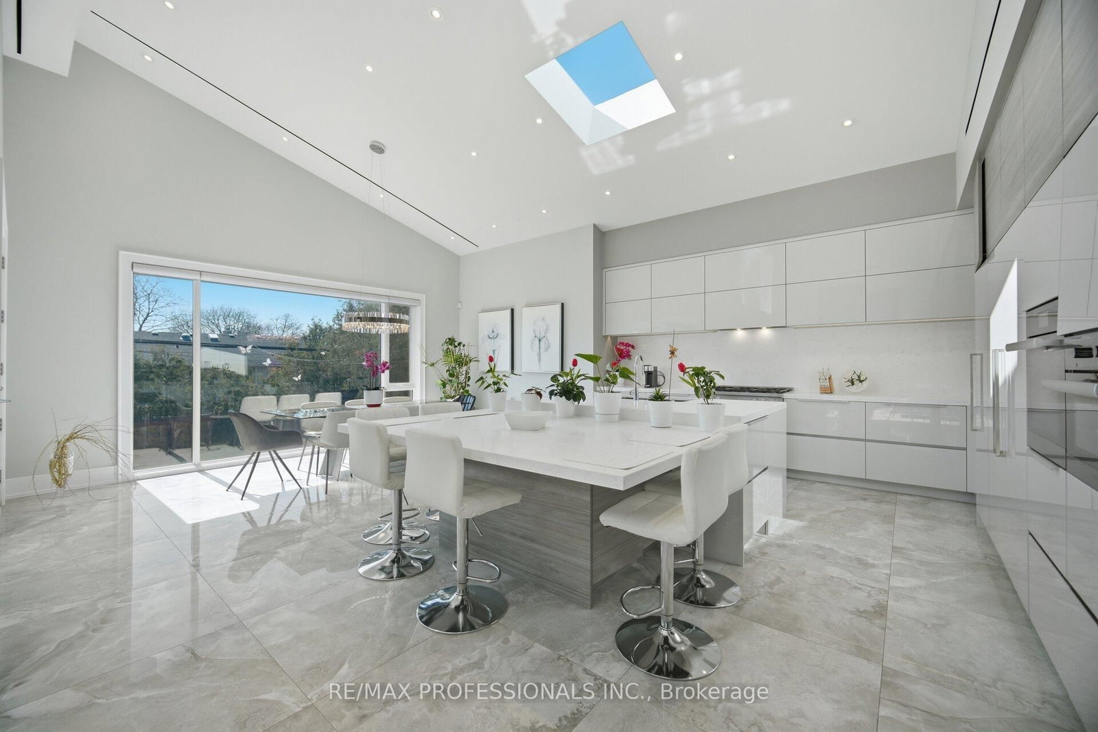 466 The Kingsway • Toronto, ON photo 16