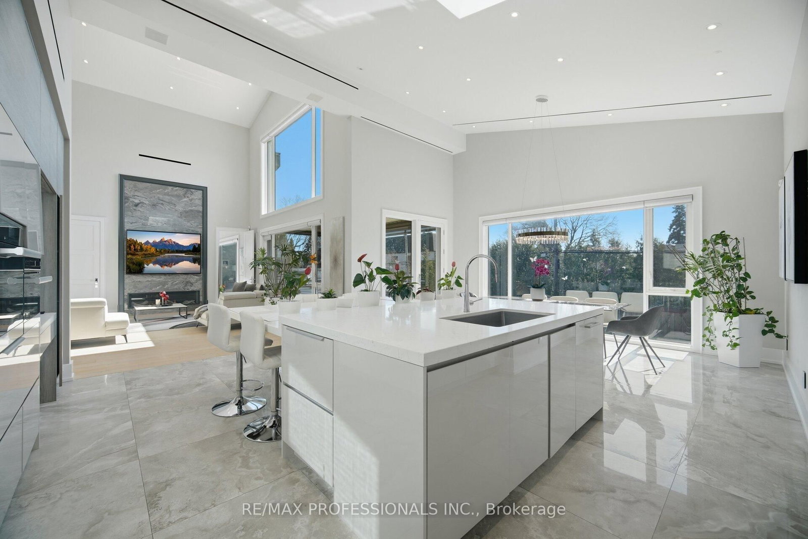 466 The Kingsway • Toronto, ON photo 19
