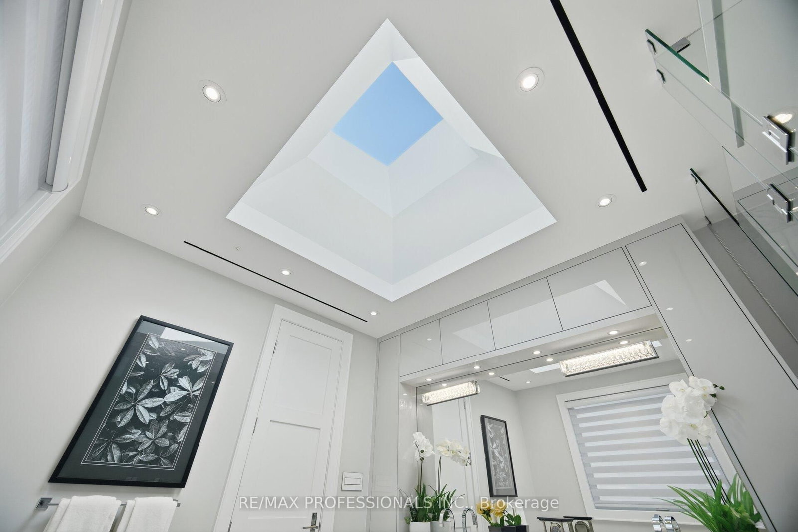 466 The Kingsway • Toronto, ON photo 24