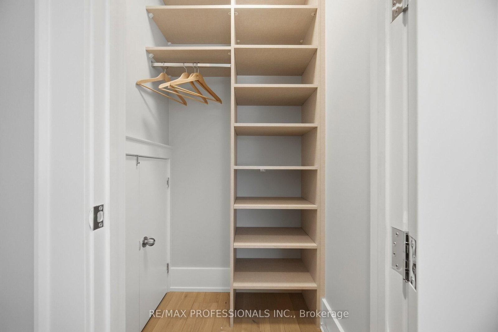 466 The Kingsway • Toronto, ON photo 38