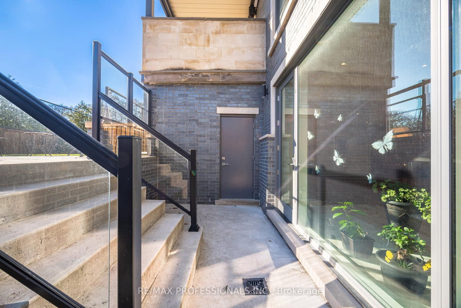 466 The Kingsway • Toronto, ON photo 47