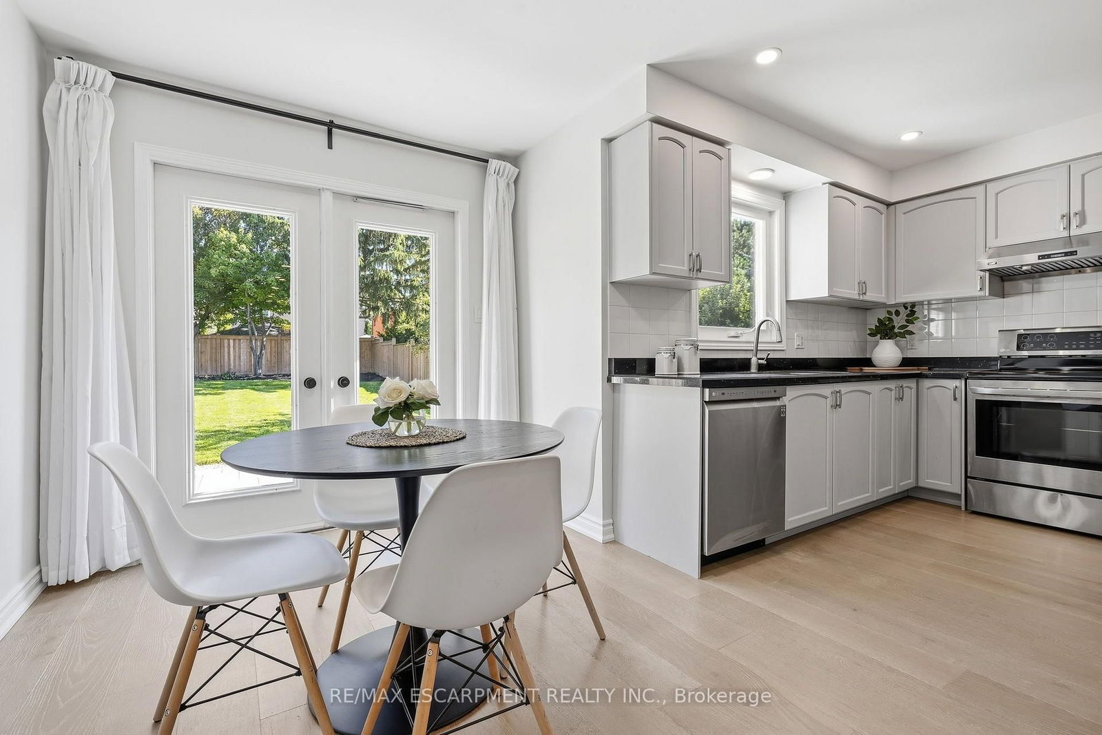 551 Deerhurst Drive • Burlington, ON photo 11