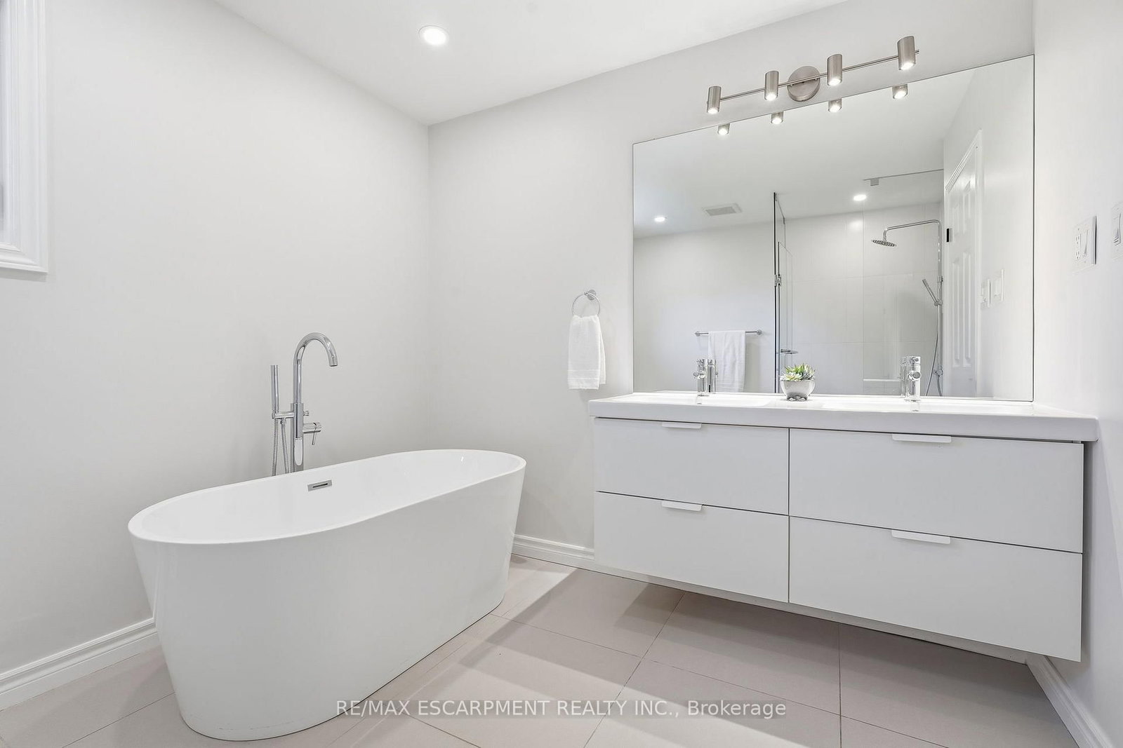 551 Deerhurst Drive • Burlington, ON photo 22
