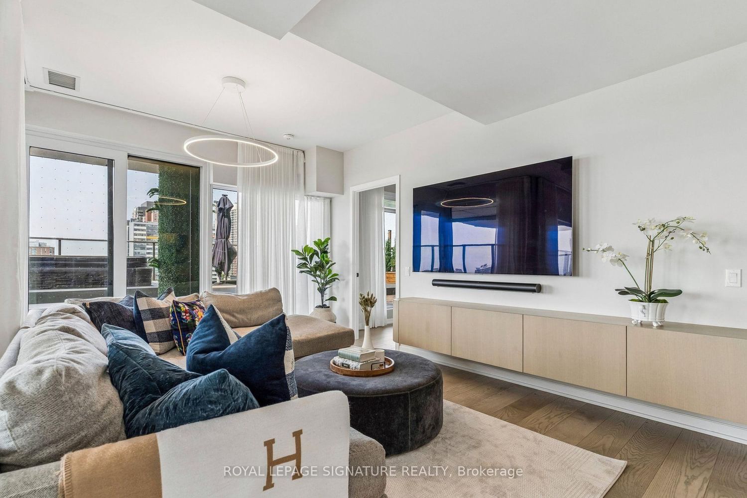 702 - 10 Graphophone Grove, Toronto 4