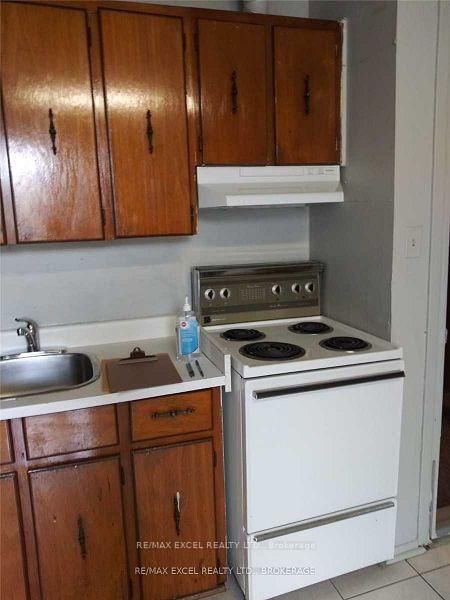 #3 - 2863 Dundas Street W