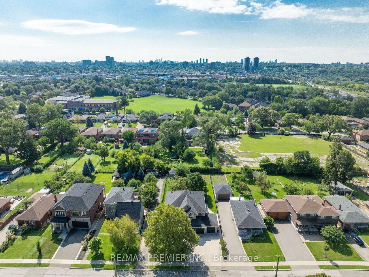 27 Gaydon Avenue • Toronto, ON photo 40