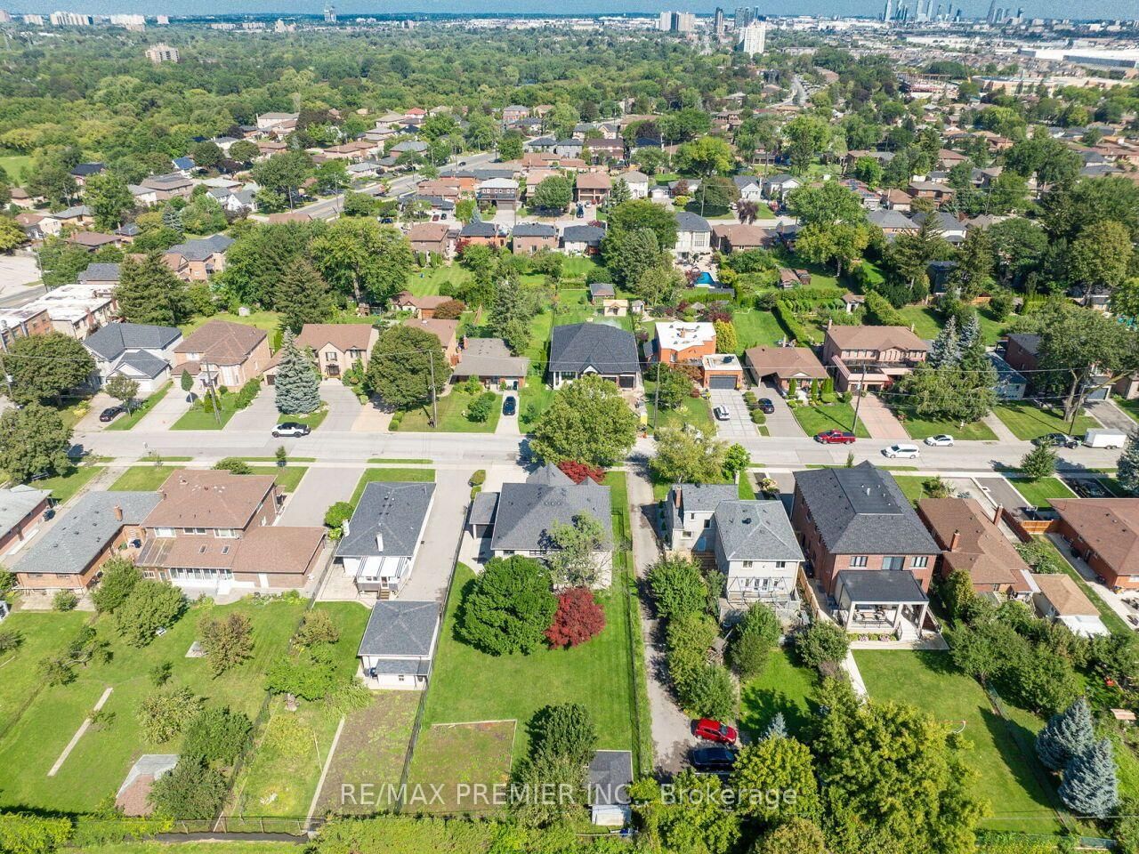 27 Gaydon Avenue • Toronto, ON photo 42