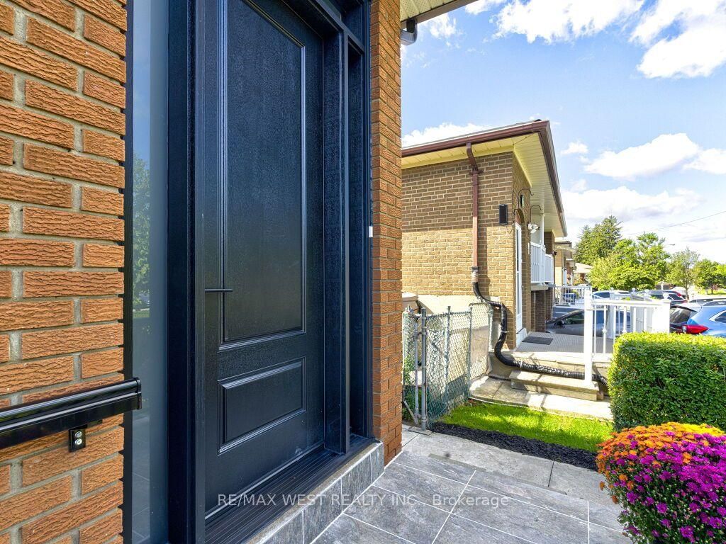 17 Cabana Drive • Toronto, ON photo 4