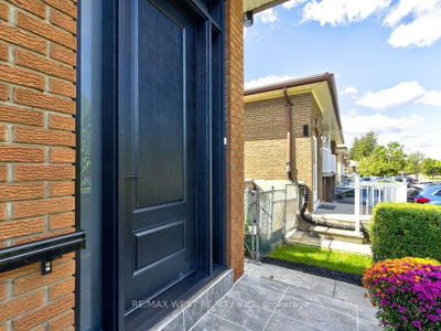 17 Cabana Drive • Toronto, ON photo 4