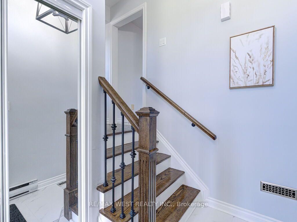 17 Cabana Drive • Toronto, ON photo 6