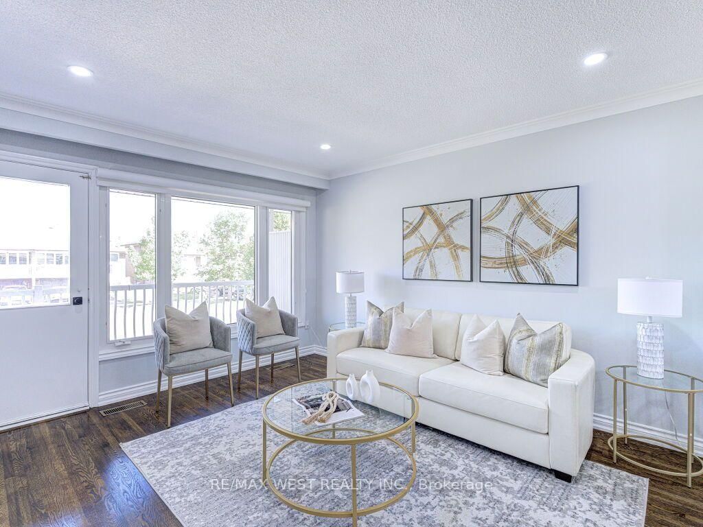 17 Cabana Drive • Toronto, ON photo 9