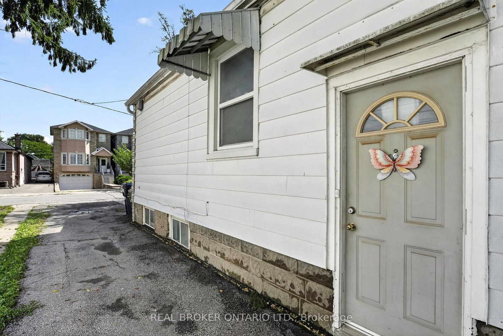 238 Chambers Avenue • Toronto, ON photo 4