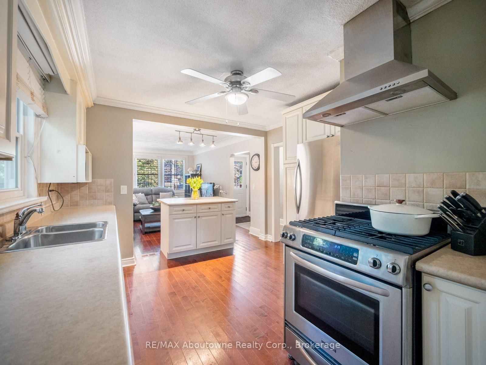 938 King Road • Burlington, ON photo 15