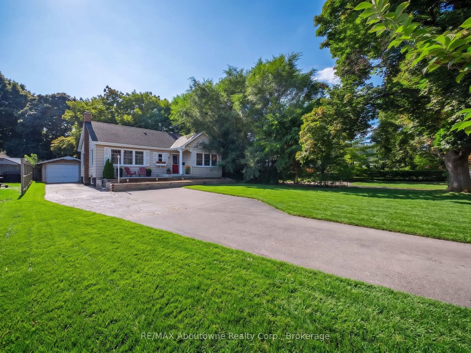 938 King Road • Burlington, ON photo 3