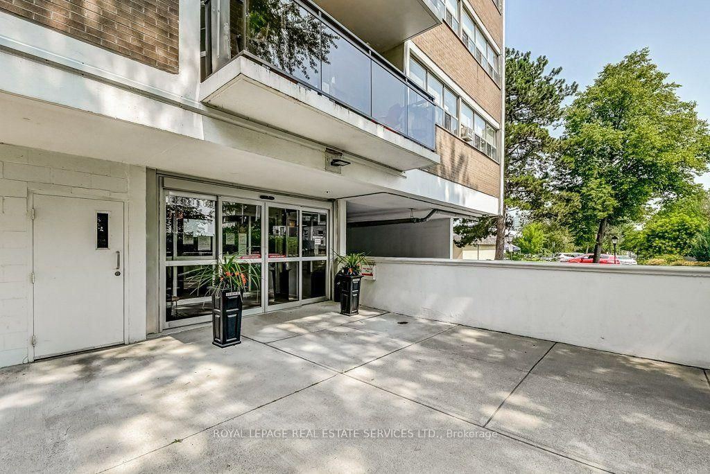 212 Kerr Street • #404 • Oakville, ON photo 5