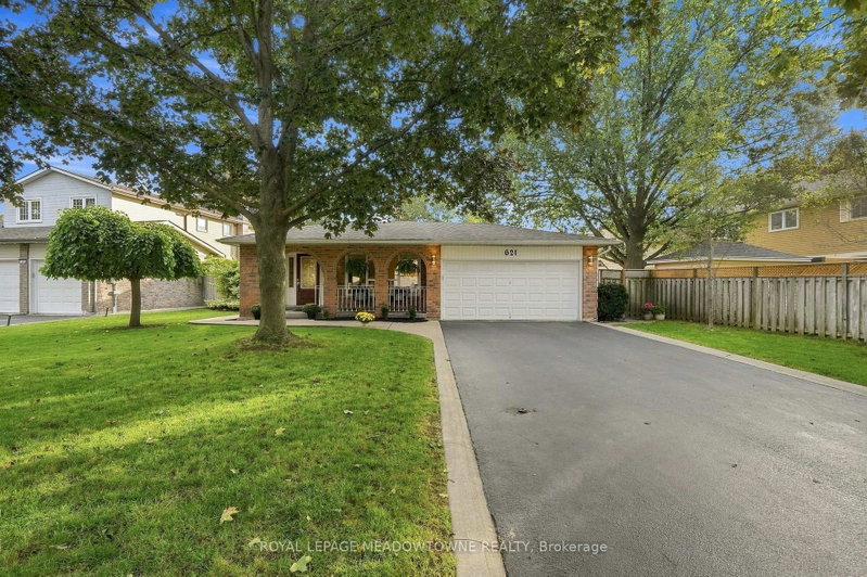 621 Moorelands Crescent