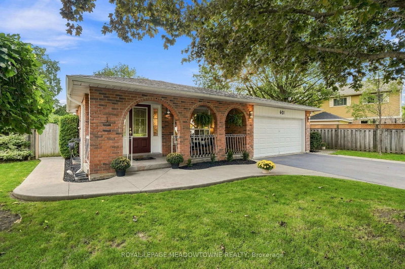 621 Moorelands Crescent