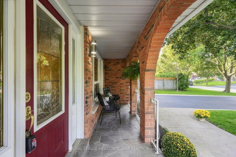 621 Moorelands Crescent
