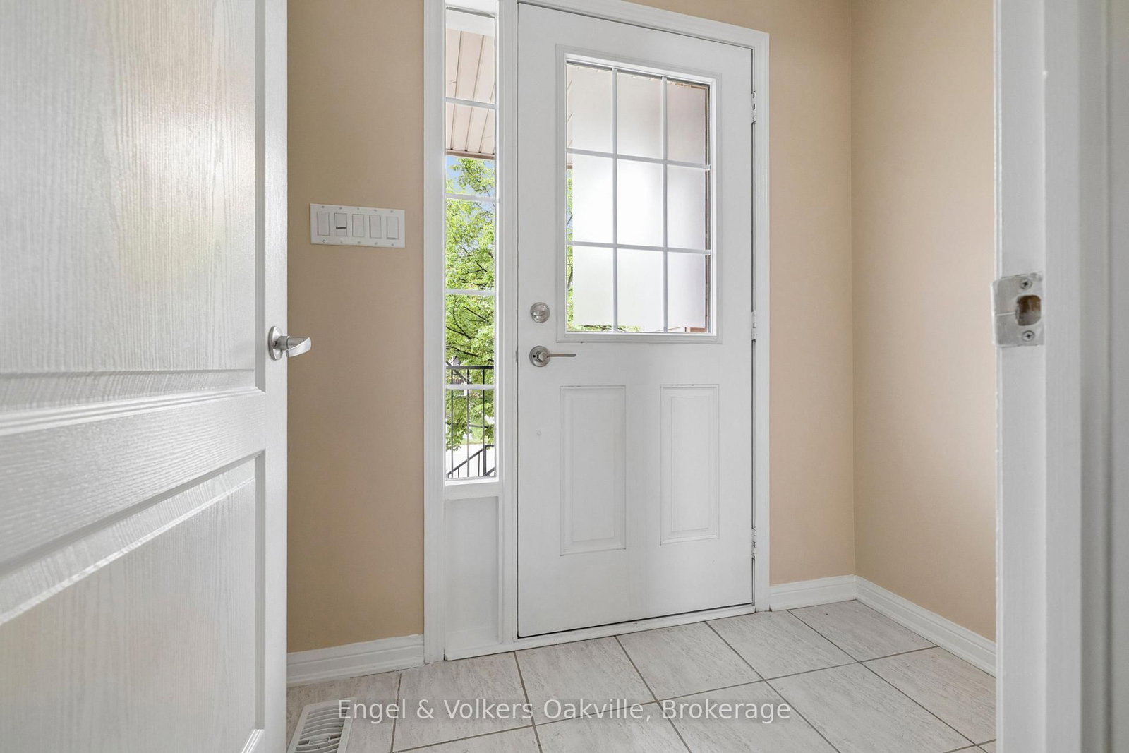2408 Coho Way • Oakville, ON photo 4