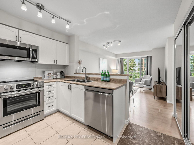 7 Michael Power Toronto,ON M9A 0A4 — Photo 5