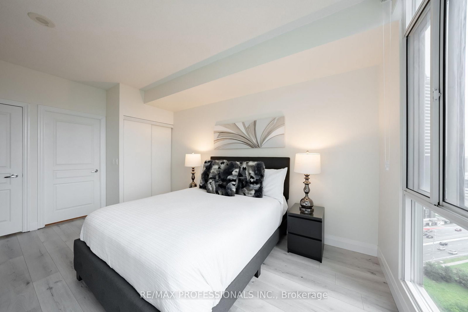 220 Burnhamthorpe Road W • #2004 • Mississauga, ON photo 8