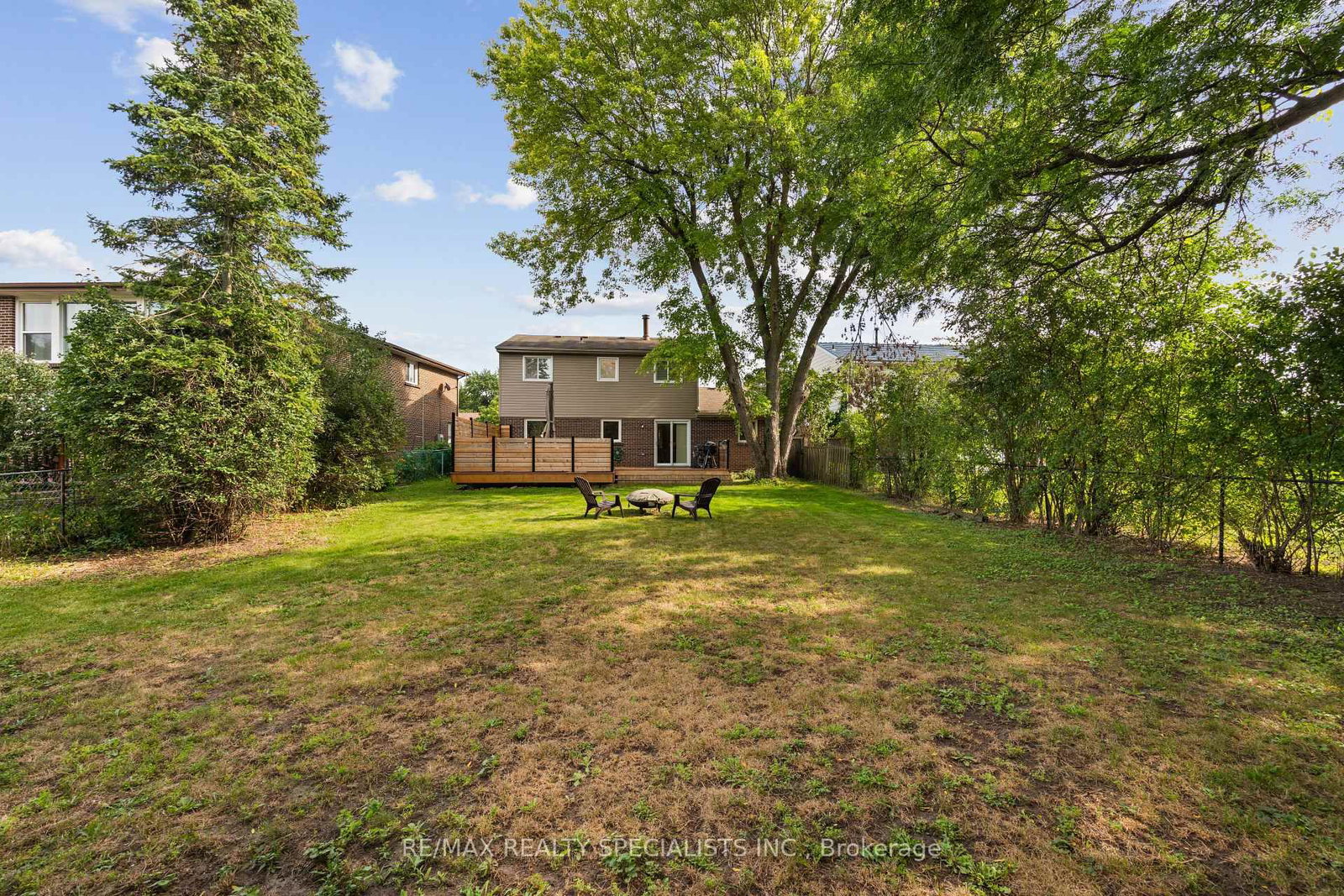 10 Lorraine Crescent • Brampton, ON photo 2