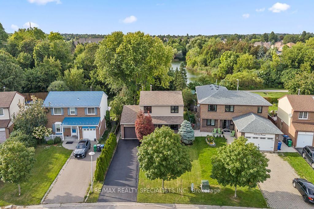 10 Lorraine Crescent • Brampton, ON photo 5