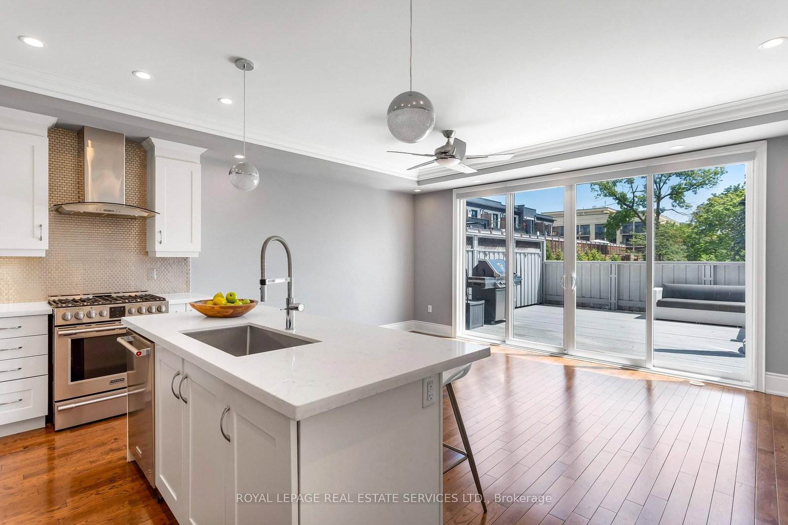 216 Rebecca Street • Oakville, ON photo 12